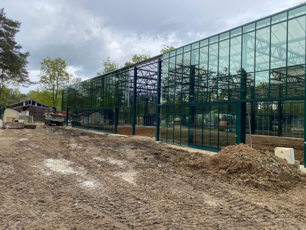 DAS ISOL-gevel bij een zwembadoverkapping voor een stabiel binnenklimaat.