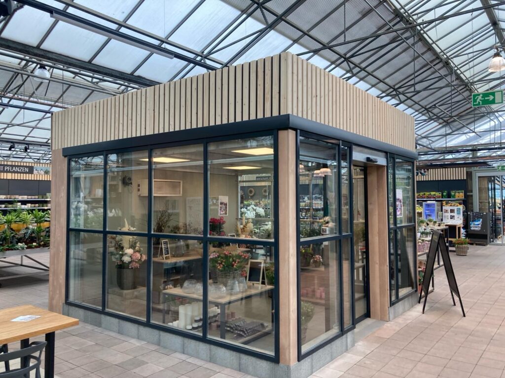 ISOL-gevel in een tuincentrum.